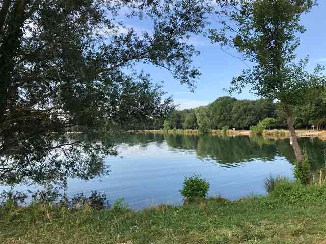 The pretty little artificial lake again, at Arnage, France.